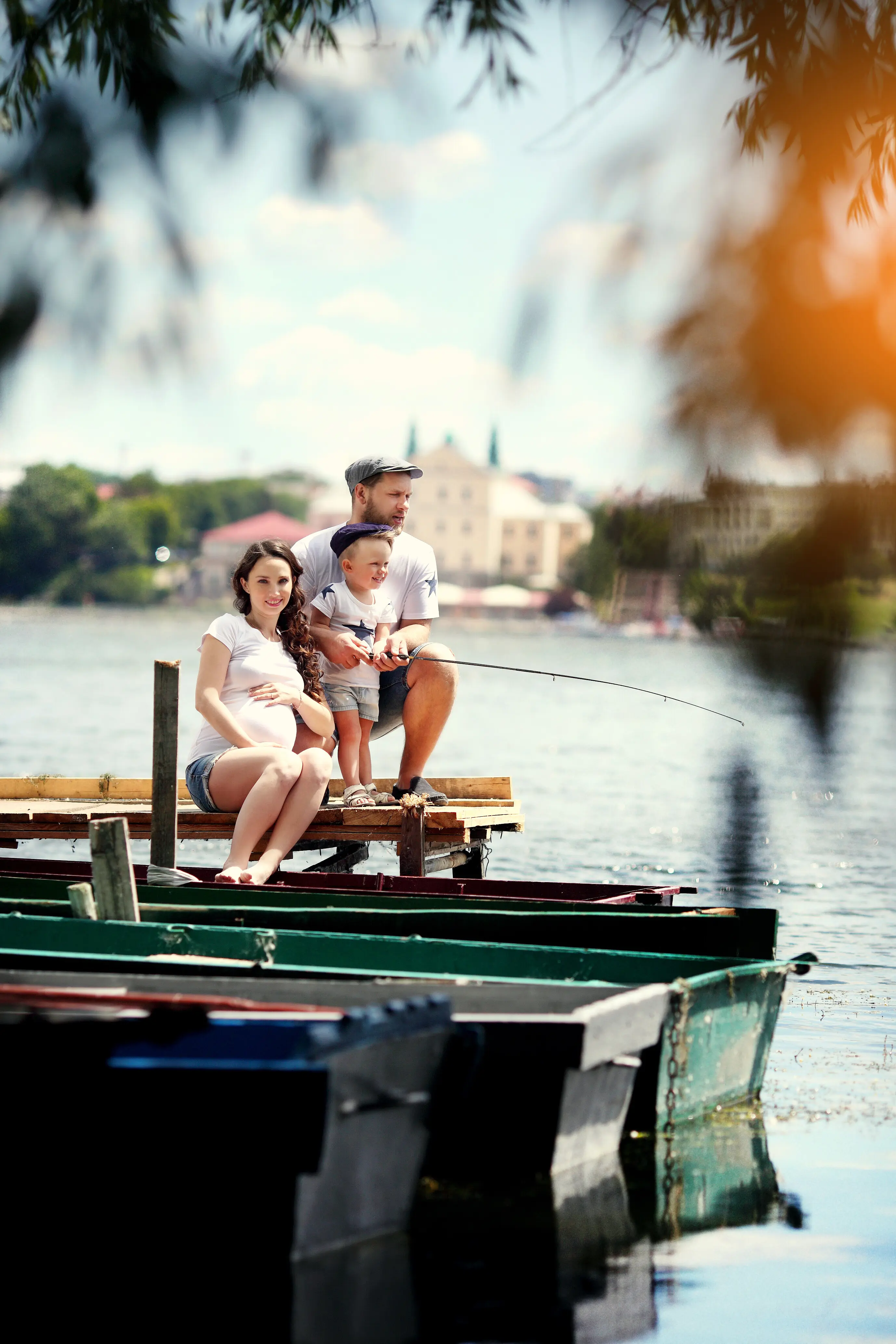 Glückliche junge Familie angelt auf dem See.